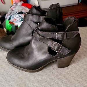 6/20 +SHIPPING   Boots size 9